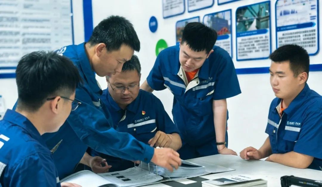 Mr.Song (a sinistra 3) con i suoi colleghi discutono la possibilit&agrave; della soluzione in una riunione.