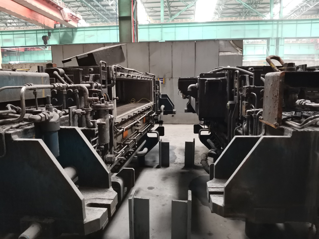 Sistema di agitazione elettromagnetica e controllo del flusso del menisco multimodale (M-MEMS) per lastra